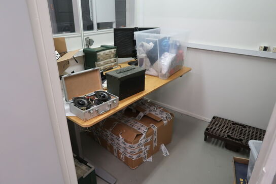 Div. Elektronik, højtalere, skrivebord, merchandise m.m.