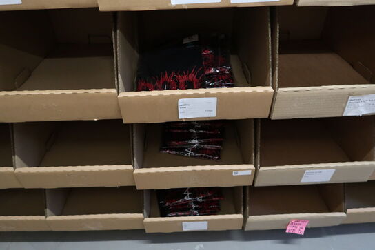 Div. Papkasser med Merchandise bl.a. tøj, kasketter, solbriller m.m.