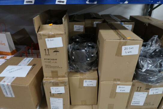 7 stk. paller med div. Merchandise, bl.a. kageforme, bøger, bræddepander m.m.