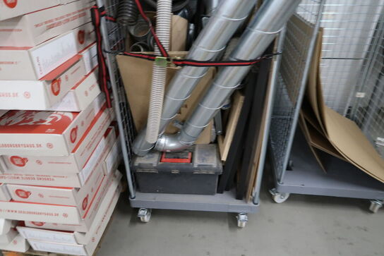 2 stk. opbevaringsvogne med indhold