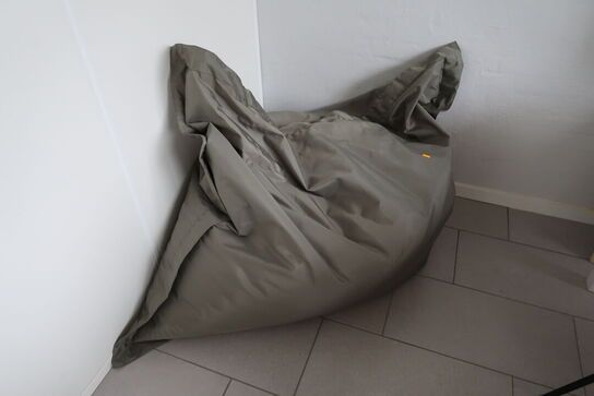 Bord med 4 stk. stole samt sækkestol og whiteboard