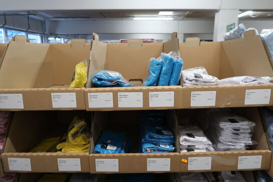 Div. Papkasser med Merchandise bl.a. tøj, huer, penalhuse, tasker m.m.