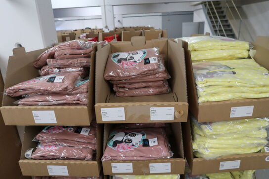 Div. Papkasser med Merchandise bl.a. tasker, tøj, drikkedunke m.m.