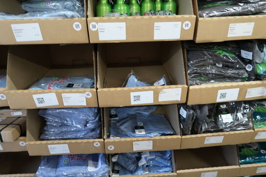 Div. Papkasser med Merchandise bl.a. tasker, tøj, drikkedunke m.m.