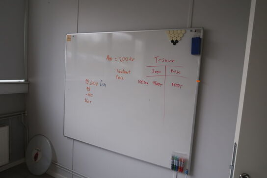 Bord med 4 stk. stole samt sækkestol og whiteboard