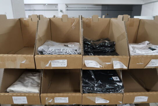 Div. Papkasser med Merchandise bl.a. tøj m.m.