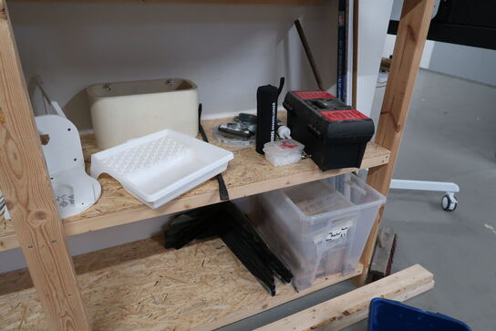 Reol med div. Værktøj og varelager