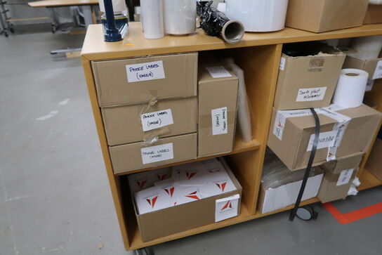 Opbevaringsbur samt 2 stk. reoler med div. Pakkematerialer og palle med indhold