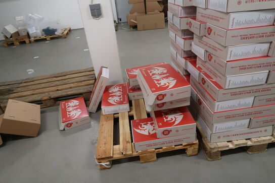 Palle med div. Papkasser (der er 1 ølglas i hver kasse) samt palle med energidrik (gået på dato)