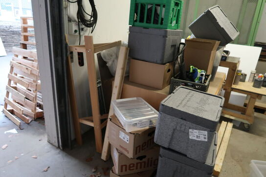 Kontorstol, plastikkasser, trappestige, opbevaringsbord m.m.