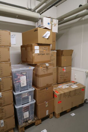 Palle med div. Merchandise bl.a. tøj, julekugler m.m.