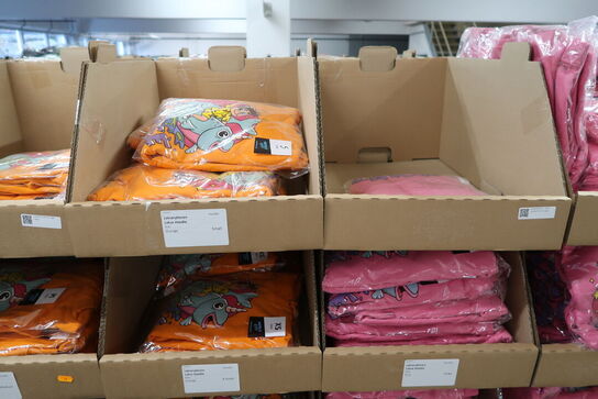 Div. Papkasser med Merchandise bl.a. tøj, huer, penalhuse, tasker m.m.