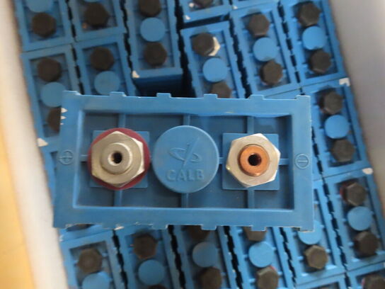 Kasse med 30 stk lithium ion batterier CALB