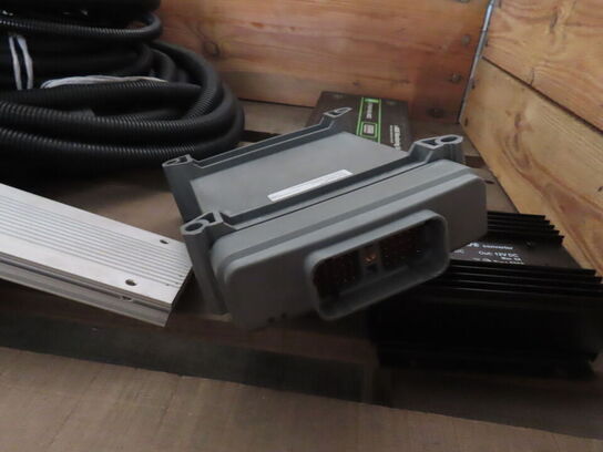 Palle med diverse opladere, kabler mv.