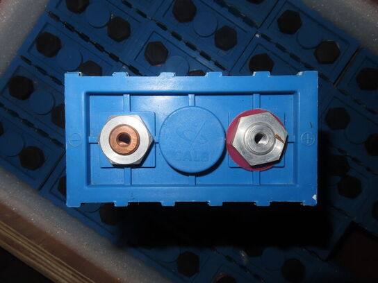 Kasse med 30 stk lithium ion batterier CALB