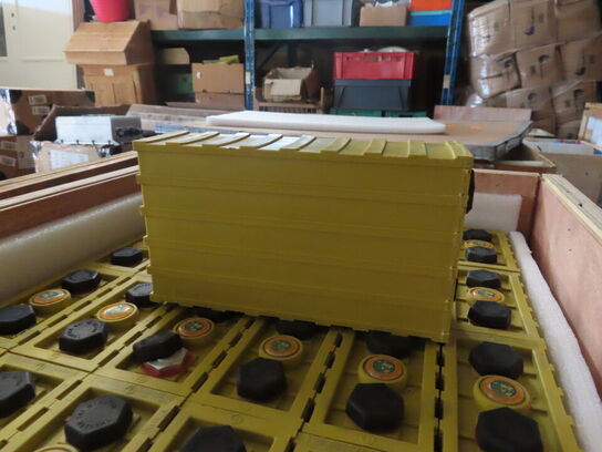 Kasse med 30 stk lithium ion batterier WINSTON