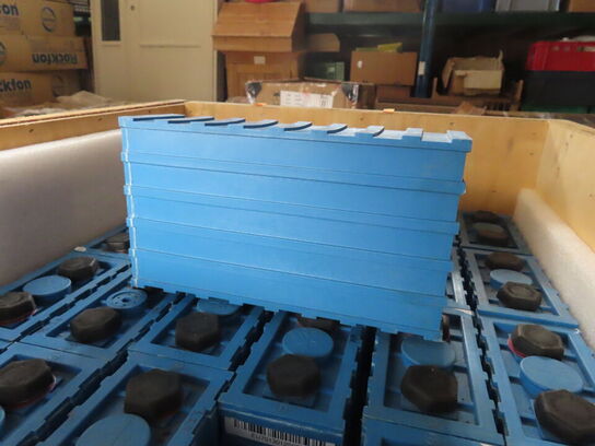 Kasse med 30 stk lithium ion batterier CALB