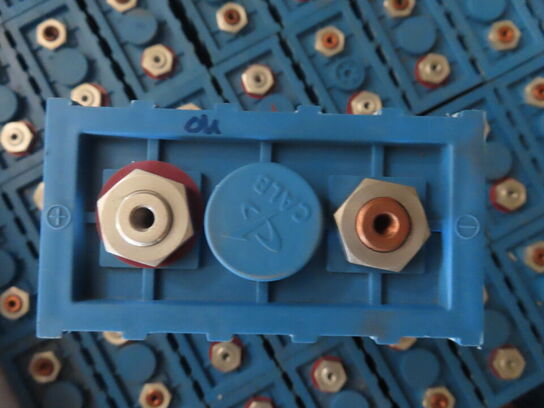 Kasse med 66 stk lithium ion batterier CALB