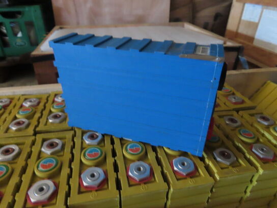 Kasse med 19 stk lithium ion batterier WINSTON/CALB