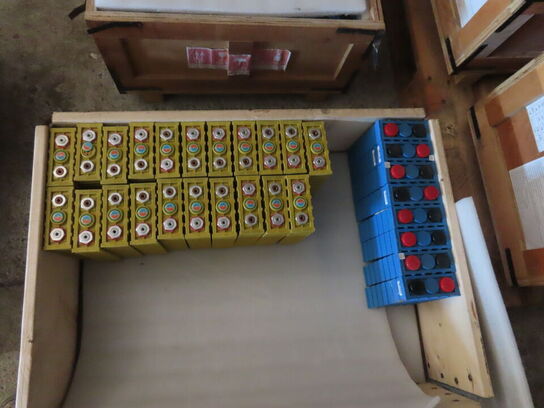 Kasse med 19 stk lithium ion batterier WINSTON/CALB