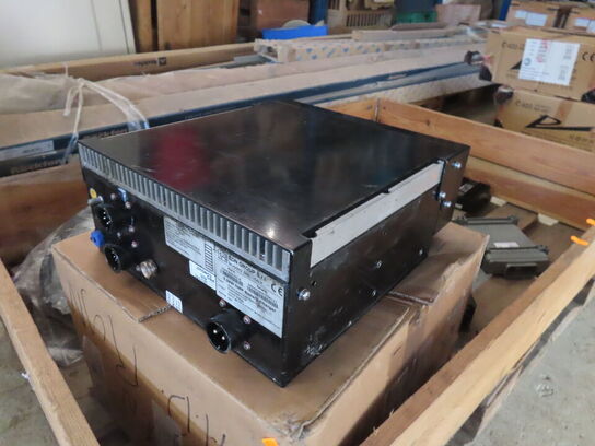 Palle med diverse opladere, kabler mv.