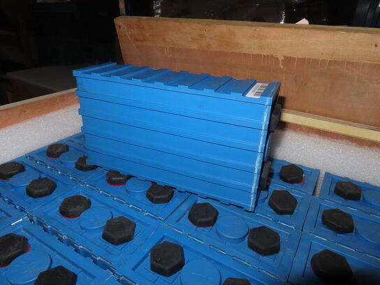 Kasse med 30 stk lithium ion batterier CALB