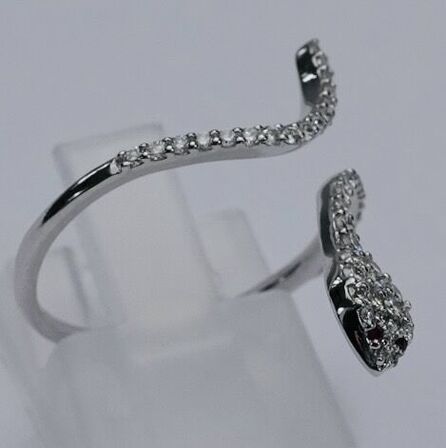 Slangering af 14 kt. hvidguld prydet med talrige brillantslebne diamanter, samlet ca. 0.41 ct