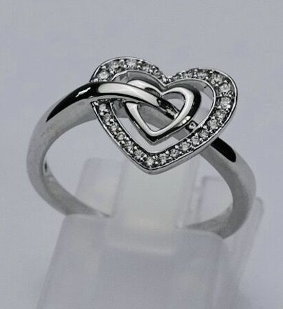 Diamantring af 14 kt. hvidguld prydet med brillantslebne diamanter