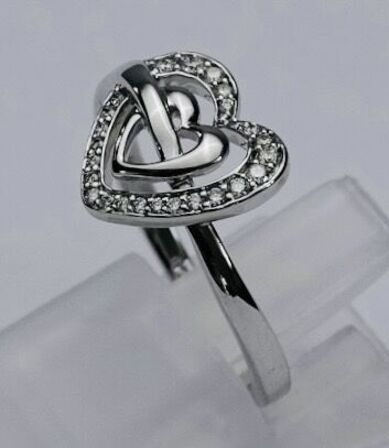 Diamantring af 14 kt. hvidguld prydet med brillantslebne diamanter