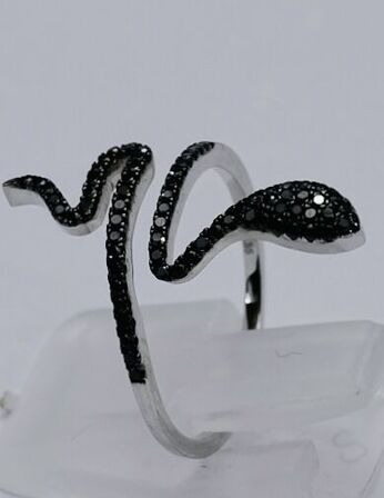Slangering af 18 kt. hvidguld prydet med sorte diamanter, ialt ca. 0.36 ct.