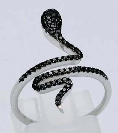Slangering af 18 kt. hvidguld prydet med sorte diamanter, ialt ca. 0.36 ct.