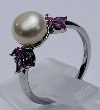 Ring af 9 kt. hvidguld med safir, ferskvandsperle samt brillanter i alt 0,044 ct,