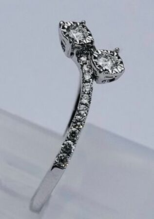 Diamantring af 9 kt. hvidguld.
