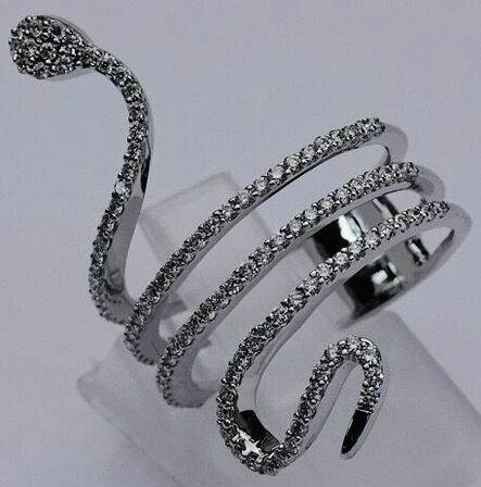 Slangering af 14 kt. hvidguld prydet med brillantslebne diamanter