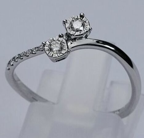 Diamantring af 9 kt. hvidguld.