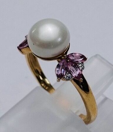 Ring af 9 kt. guld med safir, ferskvandsperle samt brillanter i alt 0,042 ct