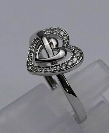 Diamantring af 14 kt. hvidguld prydet med brillantslebne diamanter, ca. 0.14 ct.