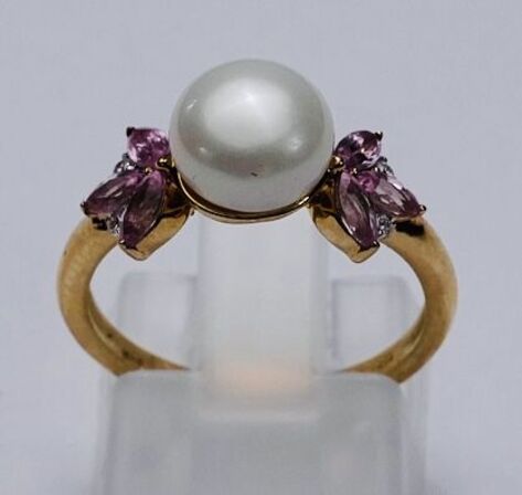 Ring af 9 kt. guld med safir, ferskvandsperle samt brillanter