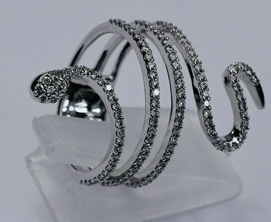 Slangering af 14 kt. hvidguld prydet med brillantslebne diamanter