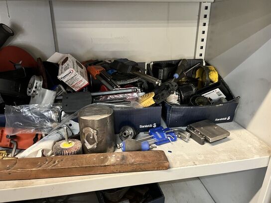 Stålskab m. Indhold