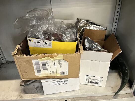 Stålskab m. Indhold