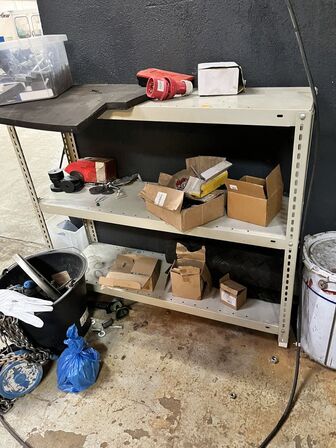 5 stk. Reoler m. Indhold m. Rullebord ca. 100c45x75 cm