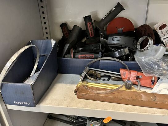 Stålskab m. Indhold