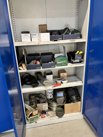 Stålskab m. Indhold