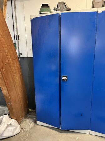 Stålskab m. Indhold