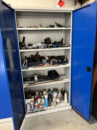 Stålskab m. Indhold