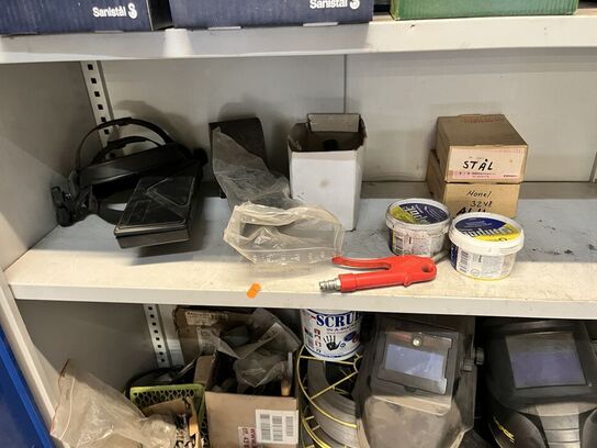 Stålskab m. Indhold