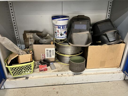 Stålskab m. Indhold