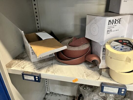 Stålskab m. Indhold