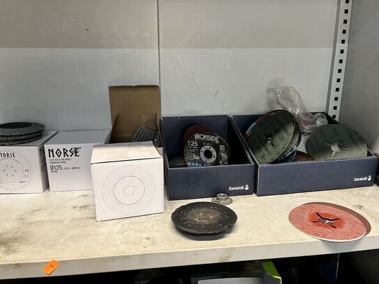 Stålskab m. Indhold